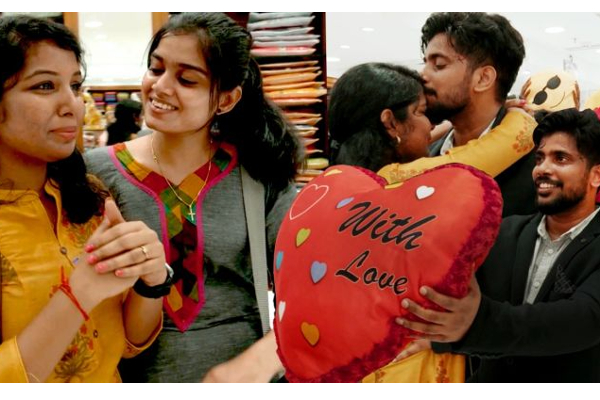 பிரிவுக்கு பின் மனைவிக்கு செம சர்ப்ரைஸ் கொடுத்த கணவன்! கண்ணீர் விட்டு கதறி அழுத மனைவி | Famous Lover Dance Video