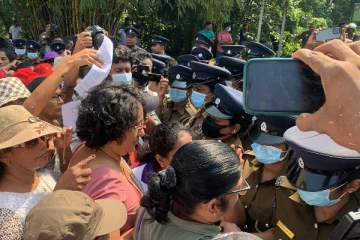 நாடாளுமன்றத்தை நோக்கி செல்ல முற்படும் ஆர்ப்பாட்டக்காரர்கள்! பொலிஸாருடன் வாக்குவாதம் (Video)