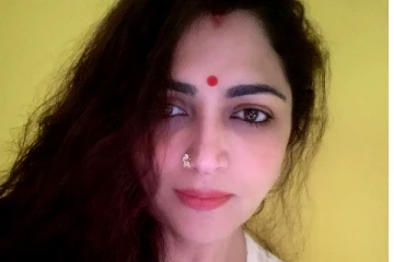 முட்டாள்களே… கிழித்து தொங்க விட்ட நடிகை குஷ்பு! லண்டனில் புதிய வீடா? பரபரப்பை ஏற்படுத்திய பதிவு