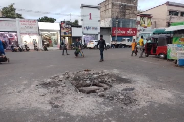 யாழ் நகரின் மத்தியில் ஏற்பட்டுள்ள பாரிய குழி: பொதுமக்கள் விசனம்(Photos)
