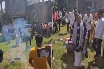 சித்ரவதை செய்த கணவன்; பிரிந்து வந்த மகள் - மேள தாளத்துடன் அழைத்துச் சென்ற தந்தை!