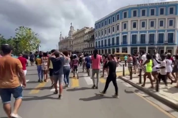 கியூபா போராட்டத்திற்கு ஆதரவு தெரிவித்த அமெரிக்காவாழ் கியூபா மக்கள்!