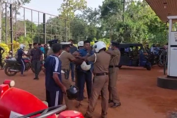 எரிபொருள் நிரப்பு நிலையத்தில் பொலிஸார் பொதுமக்களுக்கிடையே முறுகல் நிலை(Photos)