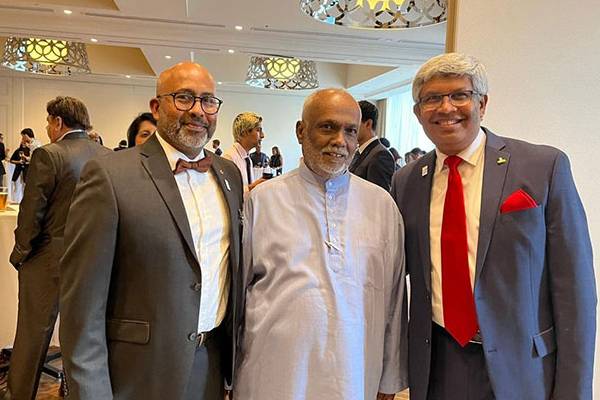 கனடாவில் இலங்கை  தமிழ் மருத்துவருக்கு கிடைத்த கௌரவம்! | Sri Lankan Tamil Doctor Received Honor In Canada
