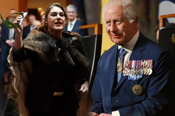 அவுஸ்திரேலிய நாடாளுமன்றத்தில் பிரித்தானிய மன்னருக்கு எதிராக குரல் எழுப்பிய பெண்!