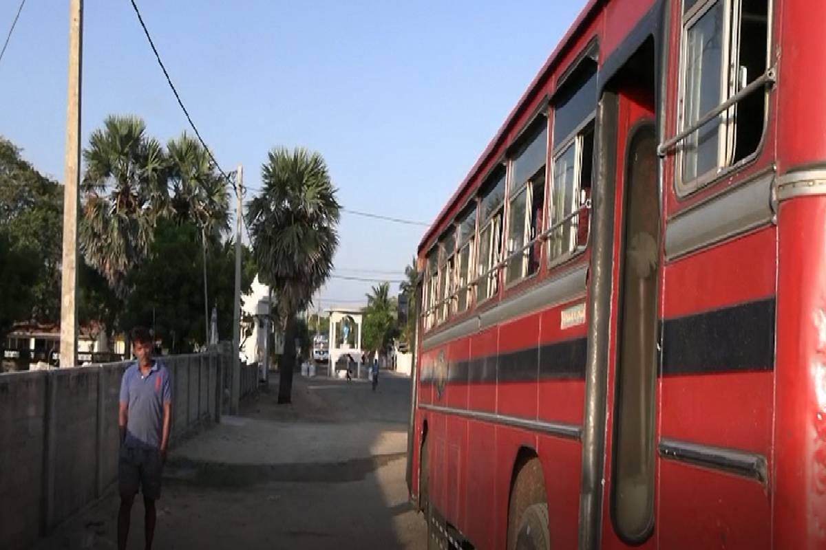 அரச பேருந்தை தள்ளித்திரியும் யாழ் வடமராட்சி கிழக்கு மக்கள் | People Vadamarachchi East Pushing A Government Bus