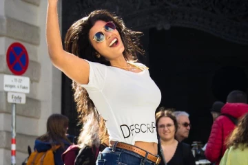 மாடர்ன் உடையில் வெளிநாட்டில் ஊர் சுற்றும் ஐஸ்வர்யா ராஜேஷ்! அவரா இப்படி?