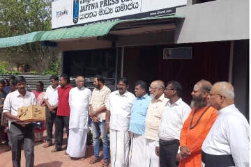 தமிழ் அரசியல் கைதிகளை சந்திக்க யாழில் இருந்து ஆரம்பமான பயணம் (படங்கள்)