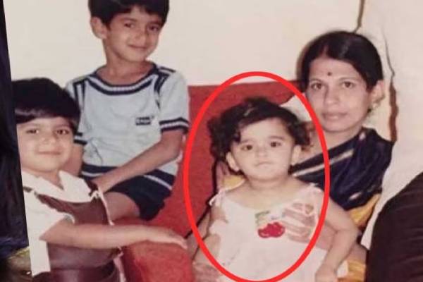 இந்த புகைப்படத்தில் இருக்கும் நடிகை யார்ன்னு தெரியுதா? கோடிகளில் ஹிட் கொடுத்தவர் | Anushka Shetty Childhood Photo Goes Viral