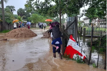 ஆபத்தாக மாறிய பாலம் அமைப்பதற்கு வெட்டிய குழி (Photos)