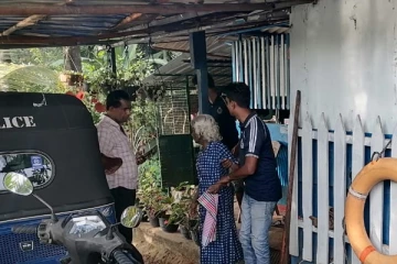 ගඟට පැන දිවි තොර ගැනීමට තැත් කළ කාන්තාවක් බේරා ගත් හැටි.(PHOTOS)