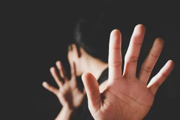 சுற்றுலாவுக்கு வந்த 17 வயது சிறுமியிடம் அத்துமீறிய பொலிஸார்! அதிரடி கைதுடன் வழக்குப்பதிவு