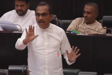 උදේ අර පටියක් බැඳන් හිටියා සෙට් එකක් ඒක අපිත් බඳින්න ඕන එකක්ද?.. දැන් ගලවලා තියෙන්නේ ඇයි? - කළු පටි බැඳන් ආපු විපක්ෂේ රෙදි සභා නායක ගලවයි [VIDEO]