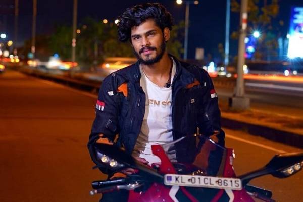 எங்க வந்து செல்பி எடுக்குற!! அலப்பறை கூட்டிய டிடிஎஃப் வாசன்.. விரட்டிவிட்ட தேமுதிக நிர்வாகிகள் | Ttf Vasan Visit Vijayakanth Memorial எங்க வந்து செல்பி எடுக்குற!! அலப்பறை கூட்டிய டிடிஎஃப் வாசன்.. விரட்டிவிட்ட தேமுதிக நிர்வாகிகள் | Ttf Vasan Visit Vijayakanth Memorial