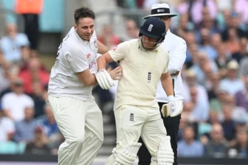 மைதானத்திற்குள் அத்துமீறி நுழைந்த ரசிகர் கைது - நிம்மதியடைந்த இந்தியா, இங்கிலாந்து வீரர்கள்