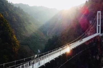 புதிய உலக சாதனை படைத்த மிக நீளமான கண்ணாடி பாலம்!