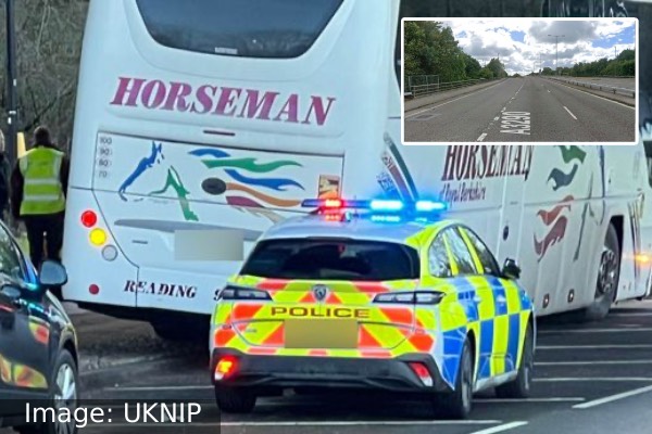 பிரித்தானியாவில் விபத்துக்குள்ளான பேருந்து: பள்ளி மாணவர்களுக்கு ஏற்பட்ட ஆபத்து | Bus Collision In Early School Students Injured பிரித்தானியாவில் விபத்துக்குள்ளான பேருந்து: பள்ளி மாணவர்களுக்கு ஏற்பட்ட ஆபத்து | Bus Collision In Early School Students Injured