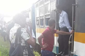 எரிபொருள் இல்லை பயணிகளுடன் இடைநடுவில் நின்ற புகையிரதம்