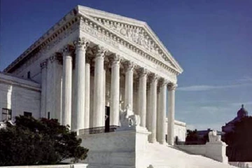 அமெரிக்க உச்ச நீதிமன்றம் முன்பு தீக்குளித்து தற்கொலைக்கு முயன்ற நபரால் பரபரப்பு