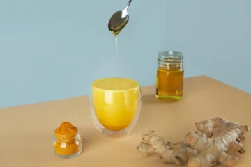 தினமும் காலை வெறும் வயிற்றில் மஞ்சள்+நெய் கலந்த நீரை குடித்தால் என்ன நடக்கும்?