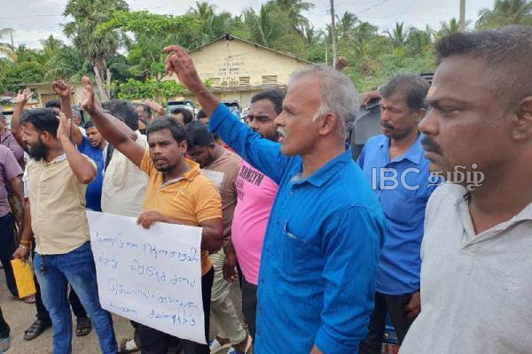 களுவாஞ்சிகுடி முச்சக்கர வண்டி சாரதிகள் ஆர்ப்பாட்டம்: காவல்துறையால் தீர்வு!(படங்கள்) | Kaluwanchigudi Auto Drivers Protest