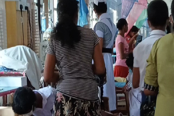 பாடசாலை உணவால் 25 மாணவர்கள் வைத்தியசாலையில் | Srilanka School Students Hospital Allergy