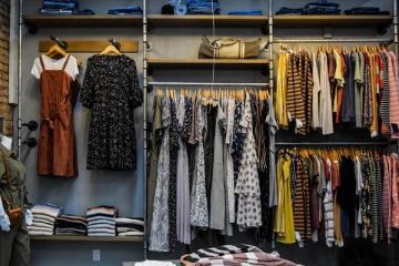 பிரான்சில் ஆடைகள், காலணிகளை பழுதுபார்த்துத் தருபவர்களுக்கு ஊக்கத்தொகை