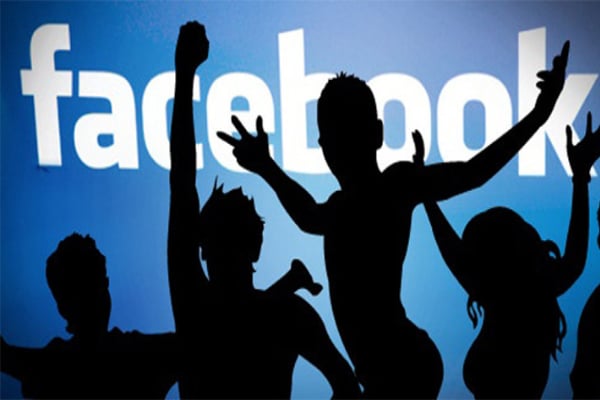 வீடொன்றில் நள்ளிரவில் யுவதியால் நடத்தப்பட்ட விருந்து - மயக்க நிலையில் சிக்கிய பலர் | Facebook Party Roundup 13 Arrested வீடொன்றில் நள்ளிரவில் யுவதியால் நடத்தப்பட்ட விருந்து - மயக்க நிலையில் சிக்கிய பலர் | Facebook Party Roundup 13 Arrested