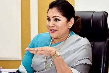 கொவிட் தடுப்பூசி பிரச்சனையால் பாரிய நெருக்கடியில் ரோஸி சேனாநாயக்க