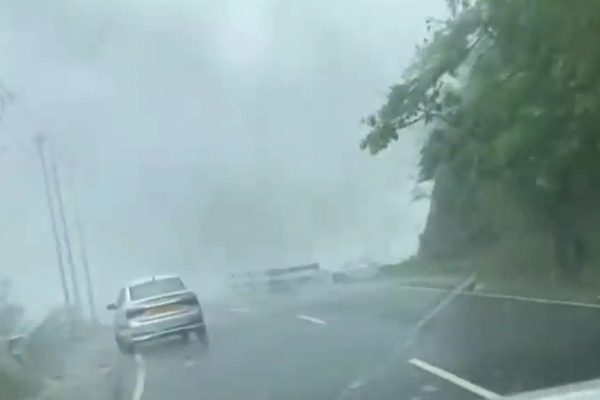 கொட்டித் தீர்த்த கனமழை! அருவியாக மாறி அதிசயிக்க வைத்த தருணம் | Meghalaya S Mawsynram Receives Highest Rainfall