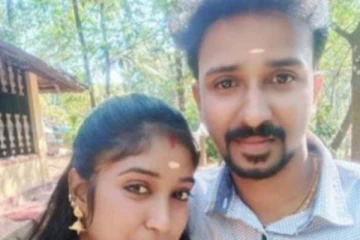 ஆத்திரத்தில் மனைவியை அரிவாளால் வெட்டி கொலை செய்த கணவன்! கதறி அழுத குழந்தை