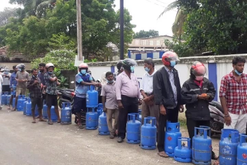 முதலில் வரும் 300 பேருக்கே அதிர்ஷ்டம்! யாழில் படையெடுத்த மக்கள்