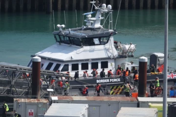 அமுலுக்கு வந்த பிரித்தானியா-பிரான்ஸ் புதிய ஒப்பந்தம்: முதல் புலம்பெயர்ந்தவர் தடுத்து வைப்பு!