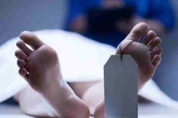 தம்பியின் சடலத்துடன் சாலையில் இருந்த சிறுவன்! கண்கலங்க வைத்த புகைப்படம்