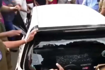නීති කඩමින් තෙල් ගැසූ පොලිස් ලොක්කෙකුගේ වාහනය කුඩුකර දමයි - සමාජ මාධ්ය කලඹවමින් සැරිසරන වීඩියෝව මෙන්න..(VIDEO)