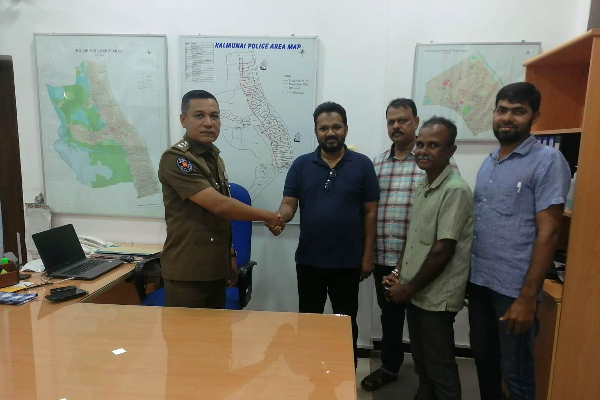 44000 ரூபா அடங்கிய பணப்பையை தவறவிட்ட சாரதி - சுகாதார சேவைகள் பணிப்பாளரின் உன்னத செயல் | Wallet Found On The Street Was Handed Over Owner