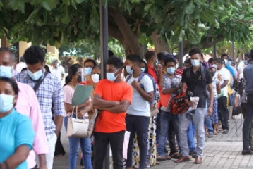 நாட்டை விட்டு வெளியேற நீண்ட வரிசையில் நிற்கும் இளைஞர், யுவதிகள்