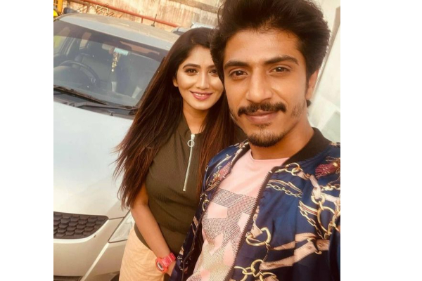 பிரபல நடிகரின் மகனுக்கு வலைவீசும் பிக்பாஸ் ஜூலி! வைரலாகும் புகைப்படம்.. | Biggboss Julie Shariq Selfie Photo Viral