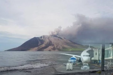இந்தோனேசியாவில் எரிமலை வெடிப்பின் தாக்கம்: மூடப்பட்ட சர்வதேச விமான நிலையங்கள்