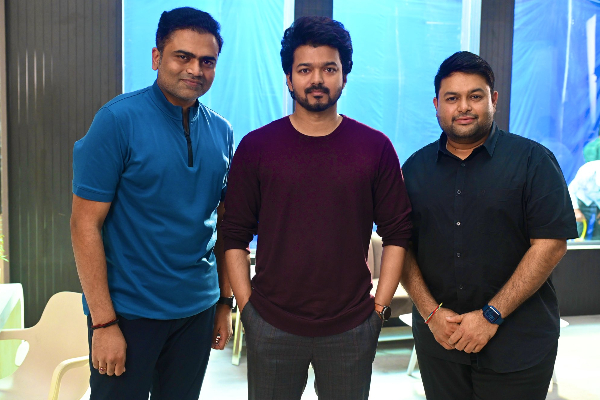 தளபதி விஜய் பாதுகாத்து வைத்திருக்கும் போட்டோஸ்! அப்படி அவர் யாருடன் எடுத்து கொண்டது தெரியுமா? | Vijay Favourite Old Photo With Famous Person