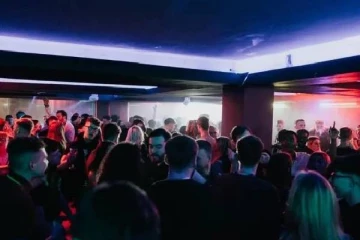 பிரித்தானிய இரவு விடுதியில் ரசாயன தாக்குதல்: மூச்சுவிட திணறி வெளியேறிய மக்கள்