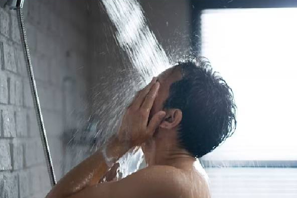 தினமும் குளிப்பதால் உடலில் இந்த பாதிப்பு ஏற்படுமா? | Is Showering Daily Good For Hair Health