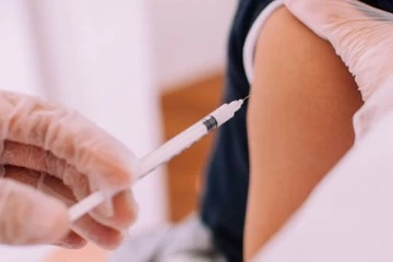 உண்மையாகவே கொரோனா தடுப்பூசி போட்டுக்கொண்டவர்கள் பக்க விளைவுகளால் பாதிக்கப்படுகிறார்களா?: ஒரு ஆய்வு