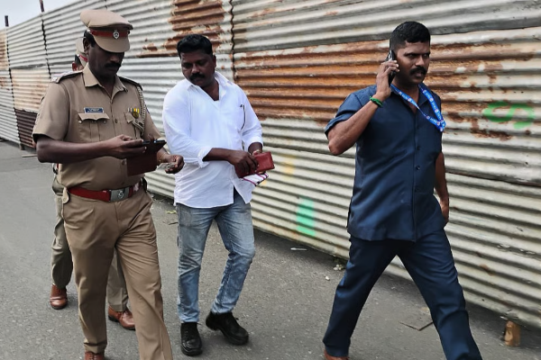 விஜய்யின் புதுச்சேரி பொதுக்கூட்டத்திற்கு துப்பாக்கியுடன் வந்த நபர் - என்ன நடந்தது? | Man Comes With Gun Vijay Tvk Meeting In Puducherry விஜய்யின் புதுச்சேரி பொதுக்கூட்டத்திற்கு துப்பாக்கியுடன் வந்த நபர் - என்ன நடந்தது? | Man Comes With Gun Vijay Tvk Meeting In Puducherry