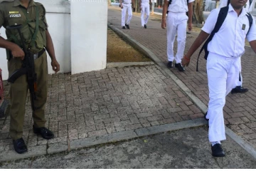 சார்ஜென்ட் உதட்டை காயப்படுத்திய கான்ஸ்டபிள்