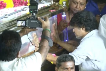 கேப்டன் விஜயகாந்தின் உடலை பார்த்து கதறி அழுத நடிகர் விஜய்! (Photos)