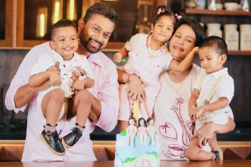 ''පුංචි දඟයෝ තුන්දෙනාට දැන් අවුරුදු දෙකයි'' ජයටම උපන්දිනය සමරපු පුංචි මැණික් කැට ගැන චරිත්ගෙන් ආදරණීය සටහනක්