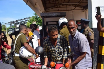 எரிபொருள் நெருக்கடிகளால் சிக்கி தவிக்கும் மக்கள்: போராடும் வாழ்க்கை (Video)