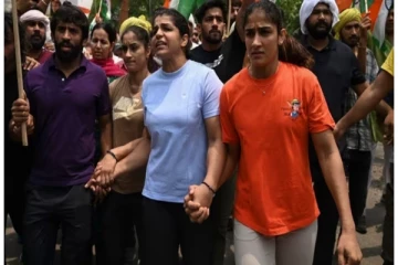 கங்கையில் ஒலிம்பிக் பதக்கங்களை வீச சென்ற மல்யுத்த வீராங்கனைகள் - தடுத்து நிறுத்திய விவசாயிகள்