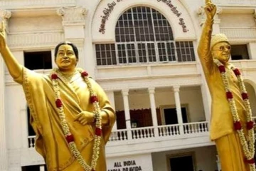 இன்று அதிமுகவின் பொன்விழா ஆண்டு தொடக்கம்: அதிமுகவினர் கொண்டாட்டம்